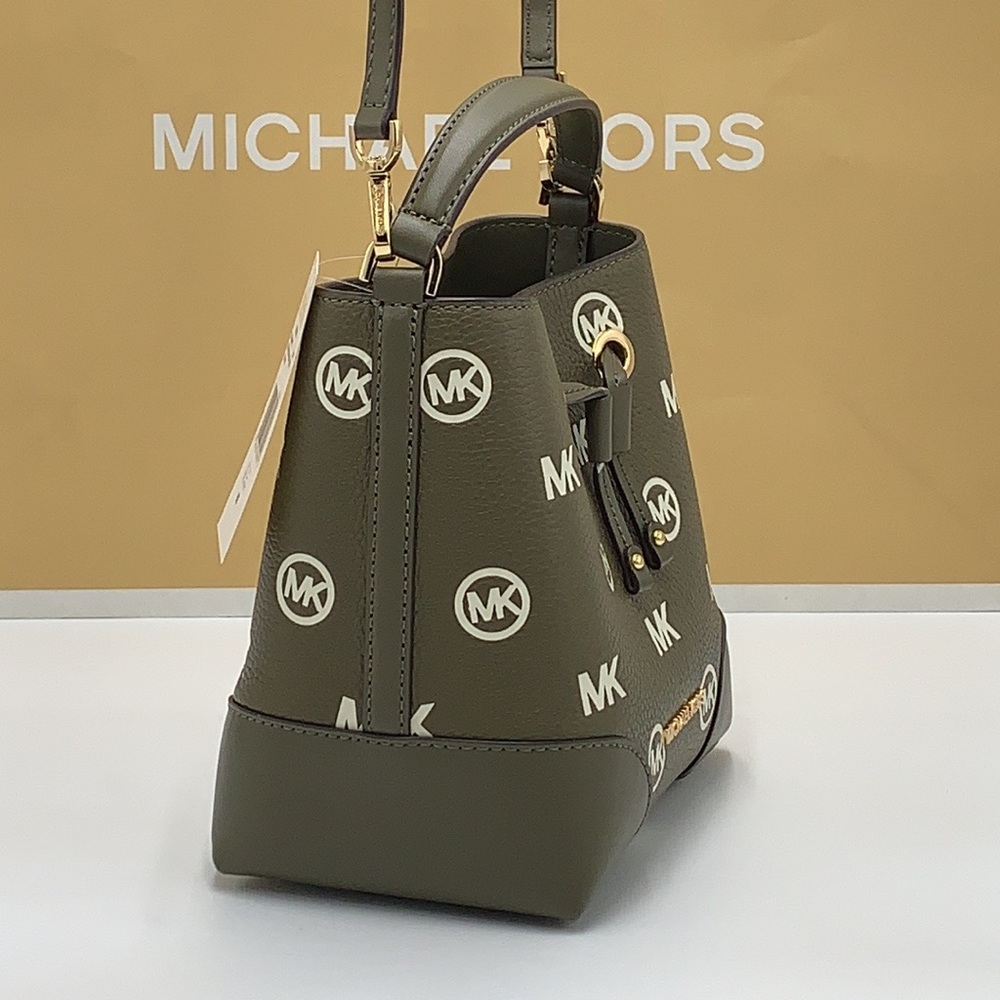 MICHAEL KORS
Mercer Small Logo Embossed Leather
Bucket Bag OLIVE COLOR - Picture 4 of 15